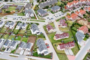 Yeni özel mahallelerde müstakil evler bulunan yoğun yerleşim alanının havadan görüntüsü..