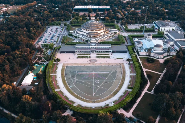 Wroclaw, Polonya 'daki Centenary Hall' un tarihi binasının havadan görünüşü