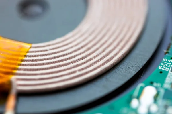 Kablosuz şarj cihazı içeriden sökülmüş, kablosuz şarj bobini.