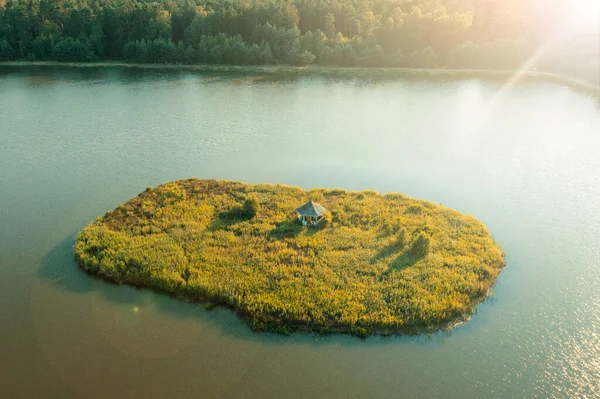 Small Green Island Lake Autumn Landscape — ストック写真