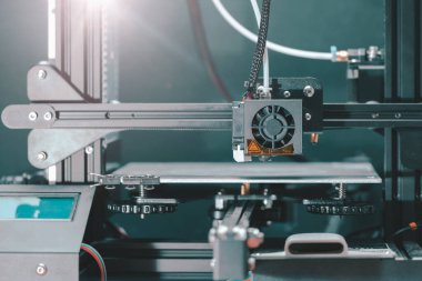 3D yazdırma makinesi, 3D yazıcı yeni bir model yazdırır