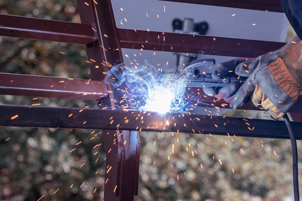 Welder Welds Metal Arc Welding Welding Metal Structures — Stok fotoğraf
