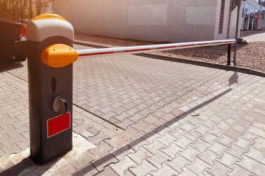 Automatic barrier that closes the passage to paid parking