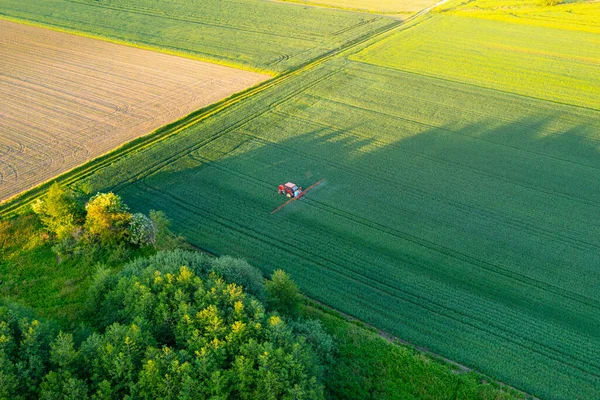 Vista Aérea Trator Que Pulveriza Campos Agrícolas Pulverizando Herbicidas Campo — Fotografia de Stock