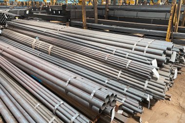 Rolled Metal Depo. Fabrikada büyük miktarlarda metal maddeler var.