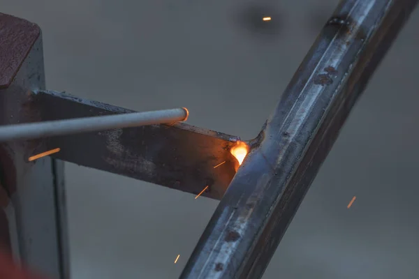 Moment Welding Electrode Lot Sparks Smoke Welding Work — Foto de Stock