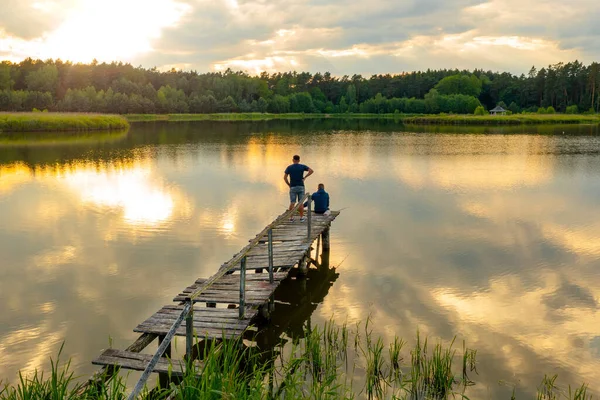 Хлопці Старому Дерев Яному Мосту Озері Рибалка Заході Сонця Літній — стокове фото