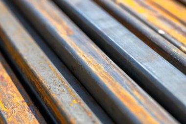 Metal profil boruları yığını, yakın plan, metal.