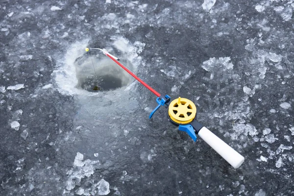 氷釣り小さな氷釣竿冬の趣味 — ストック写真