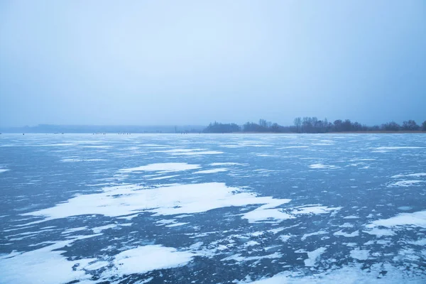 Beautiful Winter Evening Landscape Overlooking River Covered Ice Strewn Snow — Stok fotoğraf