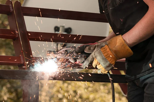 Welder Welds Metal Arc Welding Welding Metal Structures — Stok fotoğraf
