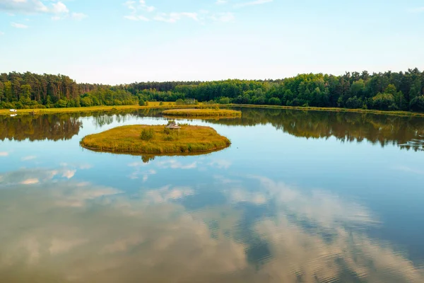 森の中の湖の美しい景色 湖でリラックスするための小さな島 夏の風景 — ストック写真