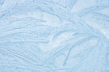 Penceredeki buz kalıpları dondu. Temiz mavi arka plan. Doğanın güzel dokusu.