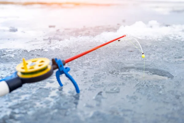Haste Pesca Gelo Com Isca Pelo Buraco — Fotografia de Stock