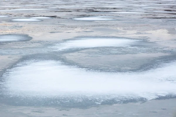 Buz Üzerinde Kar Var Donmuş Bir Nehir — Stok fotoğraf