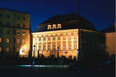 Wroclaw 'ın eski kasaba, şehir merkezi ve sarı fenerlerle aydınlatılmış birçok eski evin gece fotoğrafı.