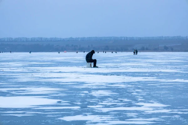 Fisherman Lake Winter Evening Sits Ice Waits Bite Frosty Evening — Stock Photo, Image