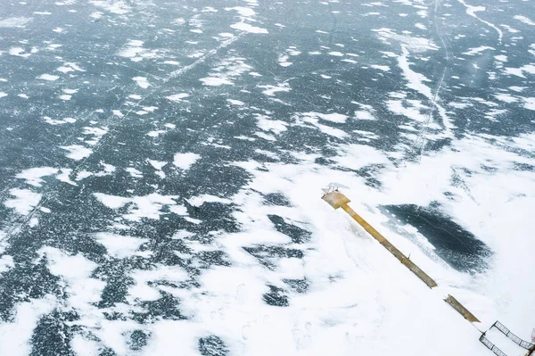 Letecký Pohled Molo Zasněženého Jezera Zimní Krajina Zamrzlé Jezero Pokryté — Stock fotografie