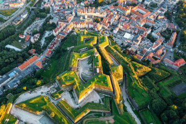 Ortaçağ şatosunun havadan görünüşü. Polonya 'nın Klodzko kentindeki kale