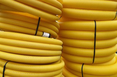 Elektrik kabloları için delinmiş kıvrımlı büyük makaralar