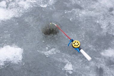 buz balık oltası ile delik tarafından cazibesi