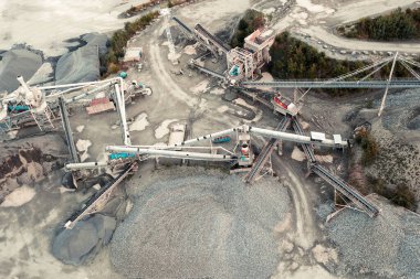 Taş ocağının havadan görünüşü, taş öğütücü, taş tasnif bantları, ağır sanayi