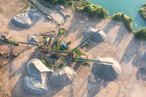 从空中俯瞰一座大型水泥厂 生产混凝土 采石场采砂 — 图库照片