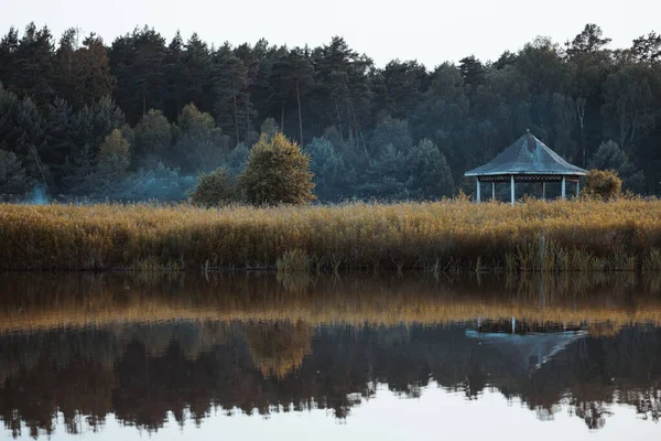 Cichy Wieczór Nad Małym Leśnym Jeziorem Stara Altana Nad Jeziorem — Zdjęcie stockowe
