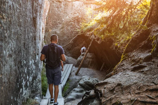 Tourists Pass Narrow Gorge Rocks — Stockfoto