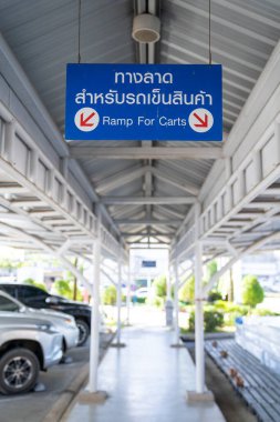 Thai sign ramp for carts