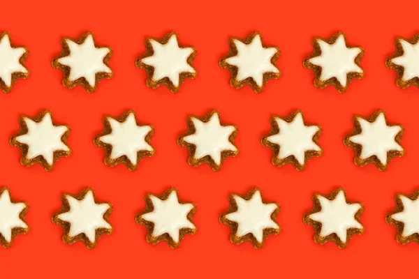 Patrón Con Galletas Canela Forma Estrellas Sobre Fondo Rojo —  Fotos de Stock