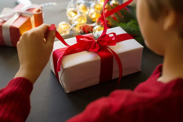 Menino Preparando Presentes Para Natal Ano Novo — Fotografia de Stock
