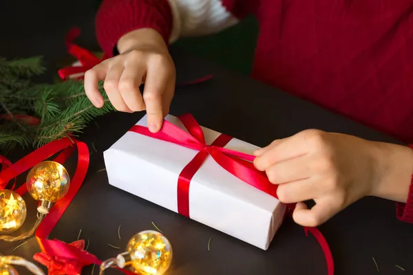 Menino Preparando Presentes Para Natal Ano Novo — Fotografia de Stock