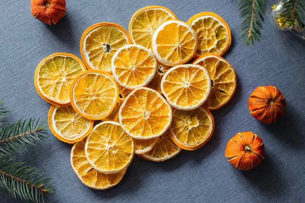 Getrocknete Orangen Auf Blauem Hintergrund Ansicht Von Oben Gemütliche Winterdekoration — Stockfoto