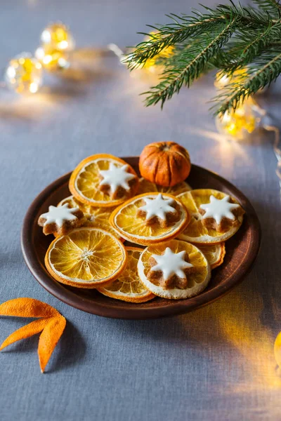 Getrocknete Orangen Und Ingwerkekse Auf Einem Braunen Teller Winter Saisonale — Stockfoto