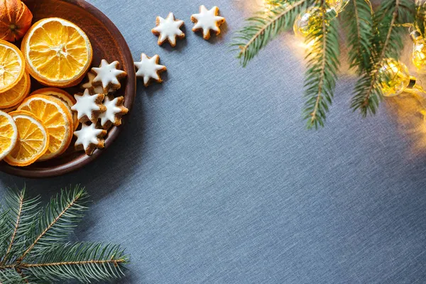 Winter Hintergrund Mit Getrockneten Orangen Ingwer Plätzchen Kiefernzweig Und Glänzenden — Stockfoto