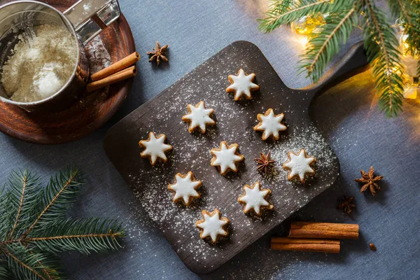 Hausgemachte Gingersnap Plätzchen Für Die Winterferien Sternförmiger Keks Auf Holzbrett — Stockfoto