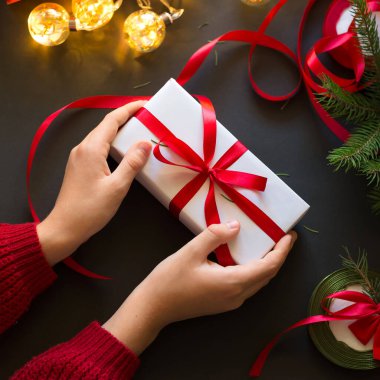 Karanlık masa zemininde Noel hediyesi.