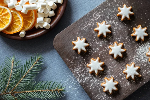 Hausgemachte Gingersnap Plätzchen Für Die Winterferien Sternförmiger Keks Auf Holzbrett — Stockfoto