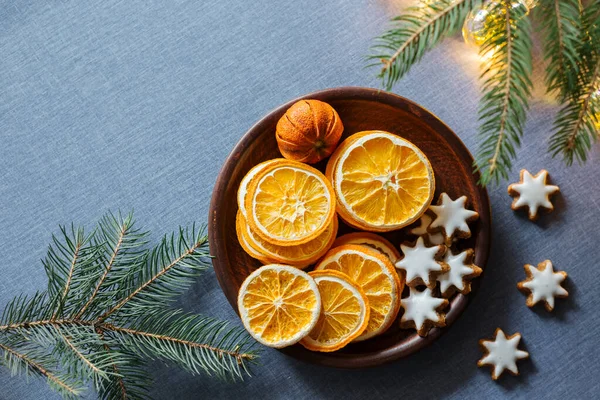 Winter Hintergrund Mit Getrockneten Orangen Ingwer Plätzchen Kiefernzweig Und Glänzenden — Stockfoto