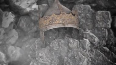 Kral Miğferi Bir Tacı Taşlara ve Buza Gömülü
