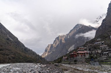 Tibet eteklerindeki köy, Nepal 12 Mayıs 2018