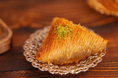 Kahverengi ahşap zemin üzerinde küçük tabakta Türk tatlıları