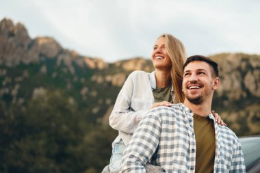Dağlardaki mutlu çift erkek ve kadın turistler