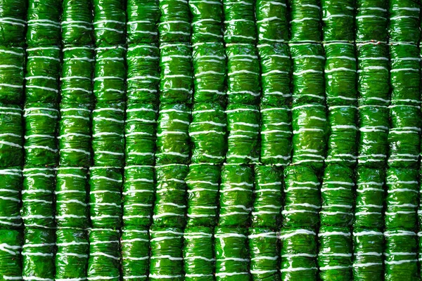 Sıraya dizilmiş yeşil renkli Türk tatlı baklavası