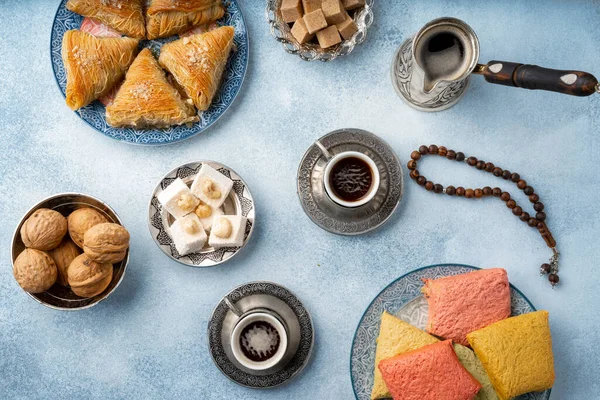Ovanifrån av turkiska sötsaker och turkiskt kaffe på ljusblå bakgrund — Stockfoto