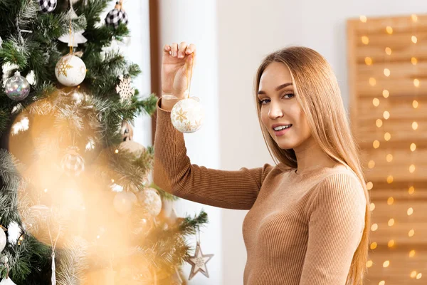 Noel ağacı süsleyen süveterli kadının yakın çekimi