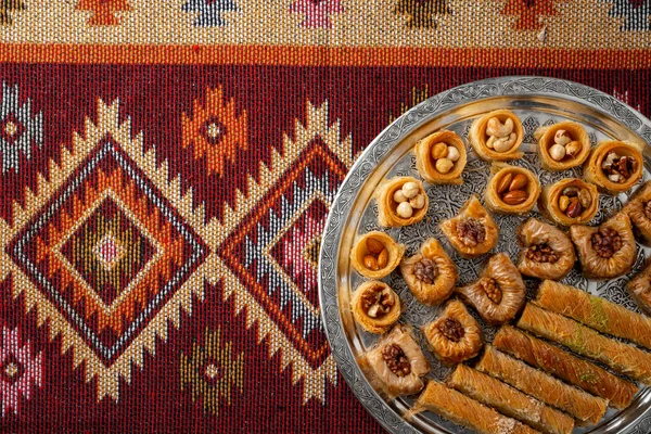 Top kilátás török desszertek keleti mintás szőnyeg — Stock Fotó