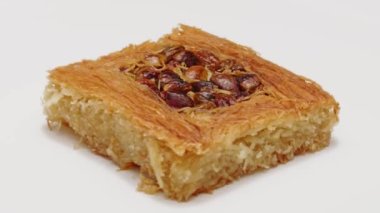 Türk tatlısı Kunefe beyaz arka planda izole edildi