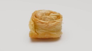 Türk Baklava keki beyaz arkaplanda izole 
